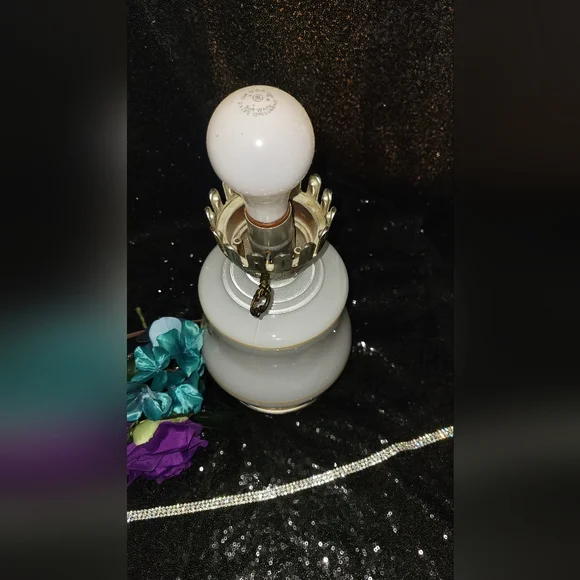 Vintage Victorian Hurricane Lamp from 1967 - Picture 7 of 8